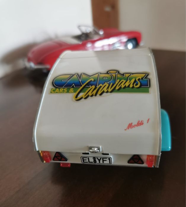 Количка 1955 BMW Isetta 250 и кемпер от Revell 1:18 рядко зелено издан
