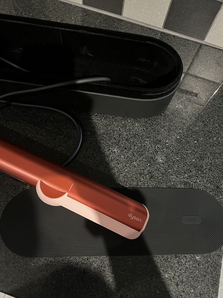 Продавам оригинална Dyson Airstrait (Strawberry Bronze/Blush Pink)