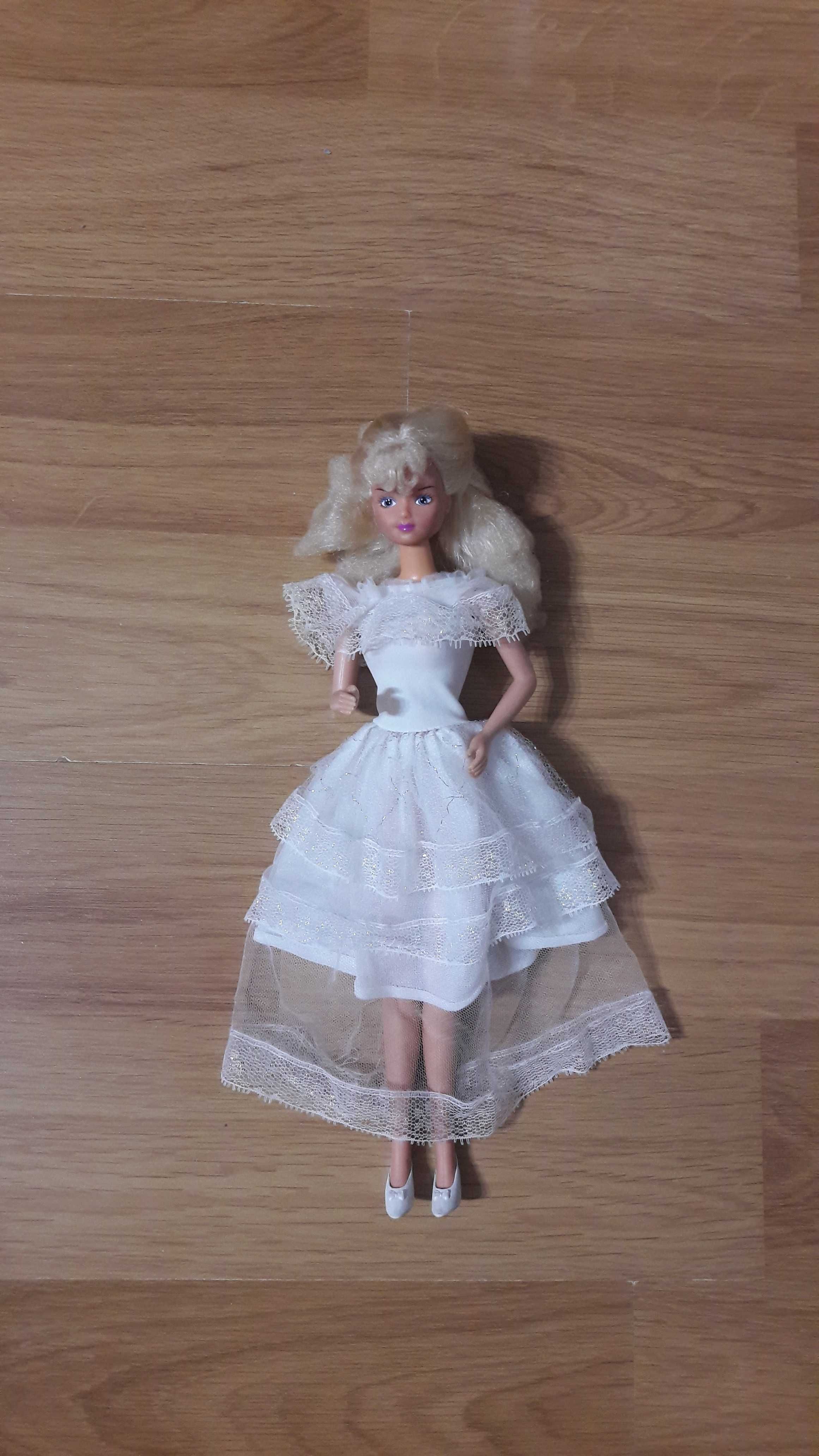 Papusa Barbie originala Mattel cu 3 tinute vestimentare