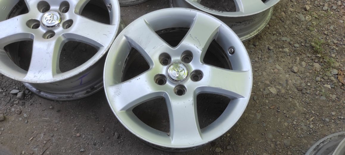 Комплект оригинальных дисков R16. Toyota Camry