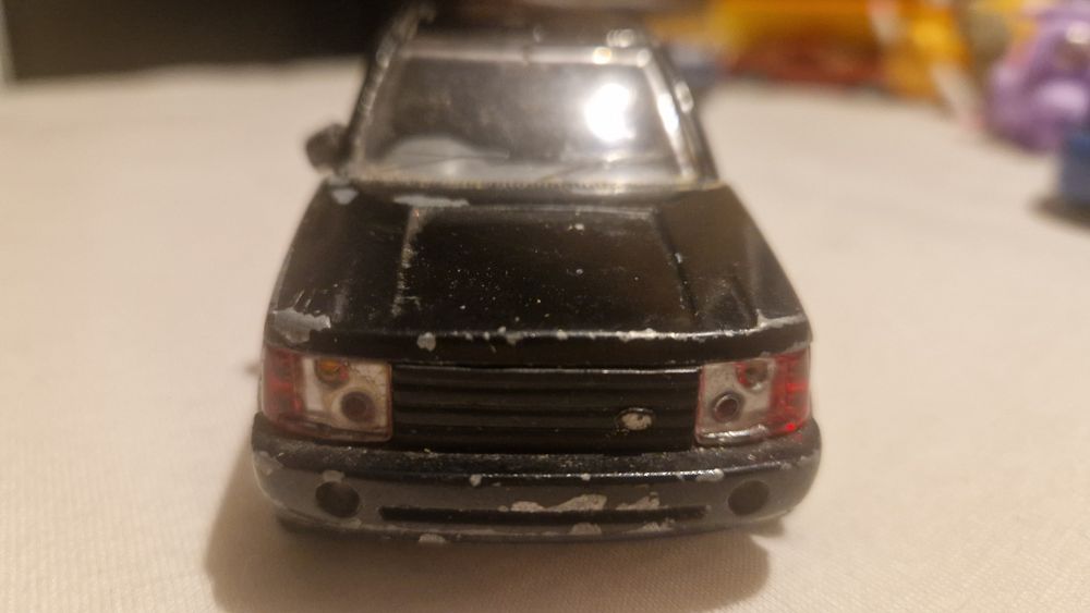 Метални коли със следи от употреба