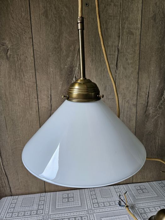 Lampă suspendată din alamă cu abajur din sticlă opalină  ( anii 70)