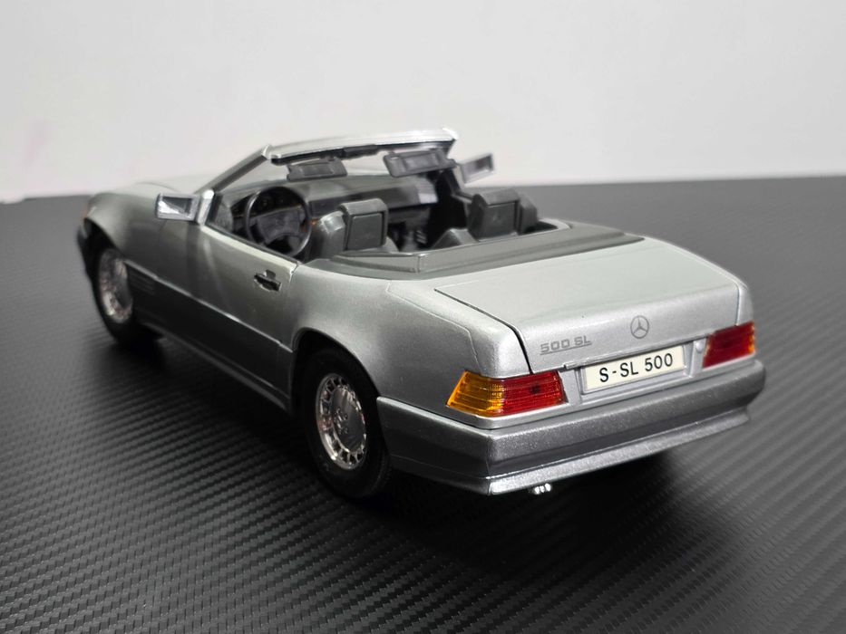 Macheta Auto 1/18 Revell Mercedes Benz 500 SL 1989 Gri