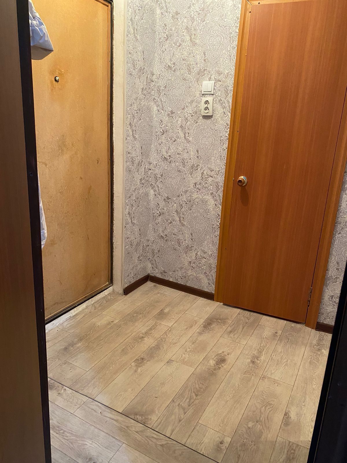 Продаётся 1 ком кв 12 мкр 33д