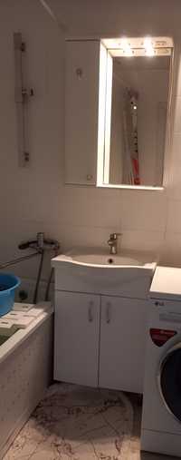 Тума с раковиной смесителем, верхним шкафом и смеситель для ванной