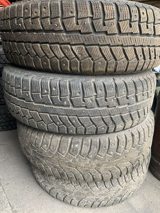 Продам комплект зимных шипованных шин.