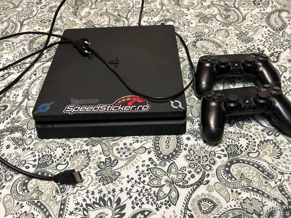 Vand PS4, 2 manete si 8 jocuri