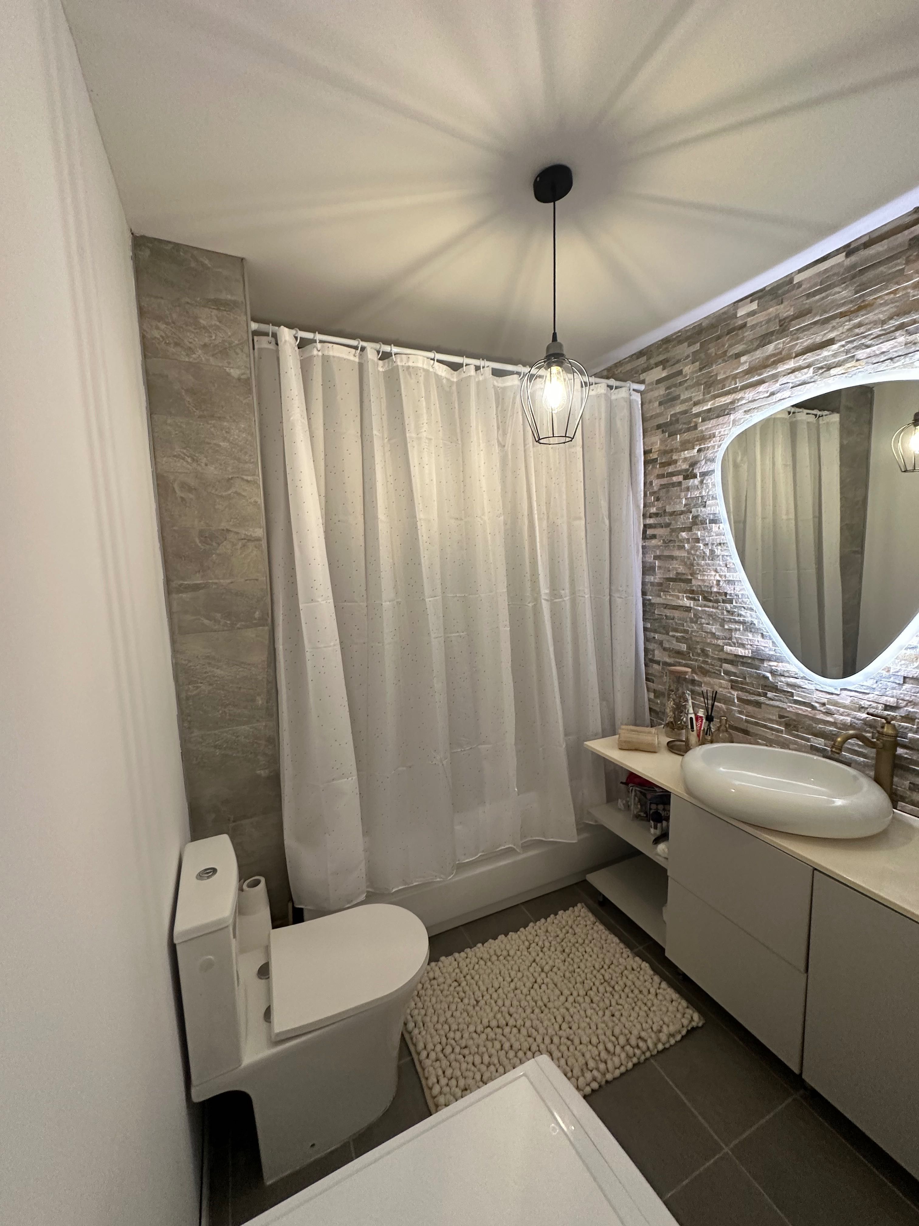 Închiriez apartament cu grădină