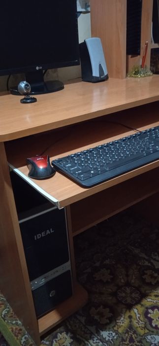 Компьютер настольный с колонками,процессор,видеокамера,клавиатура,мышь