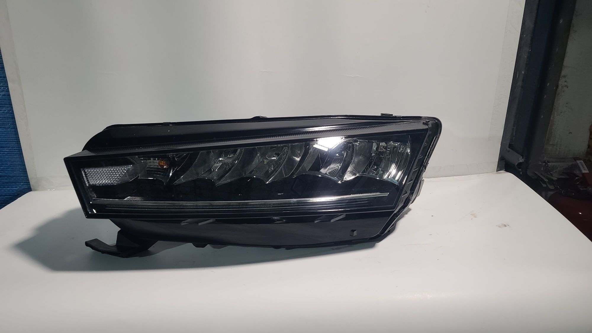 Far stanga sofer full led europa skoda octavia 4