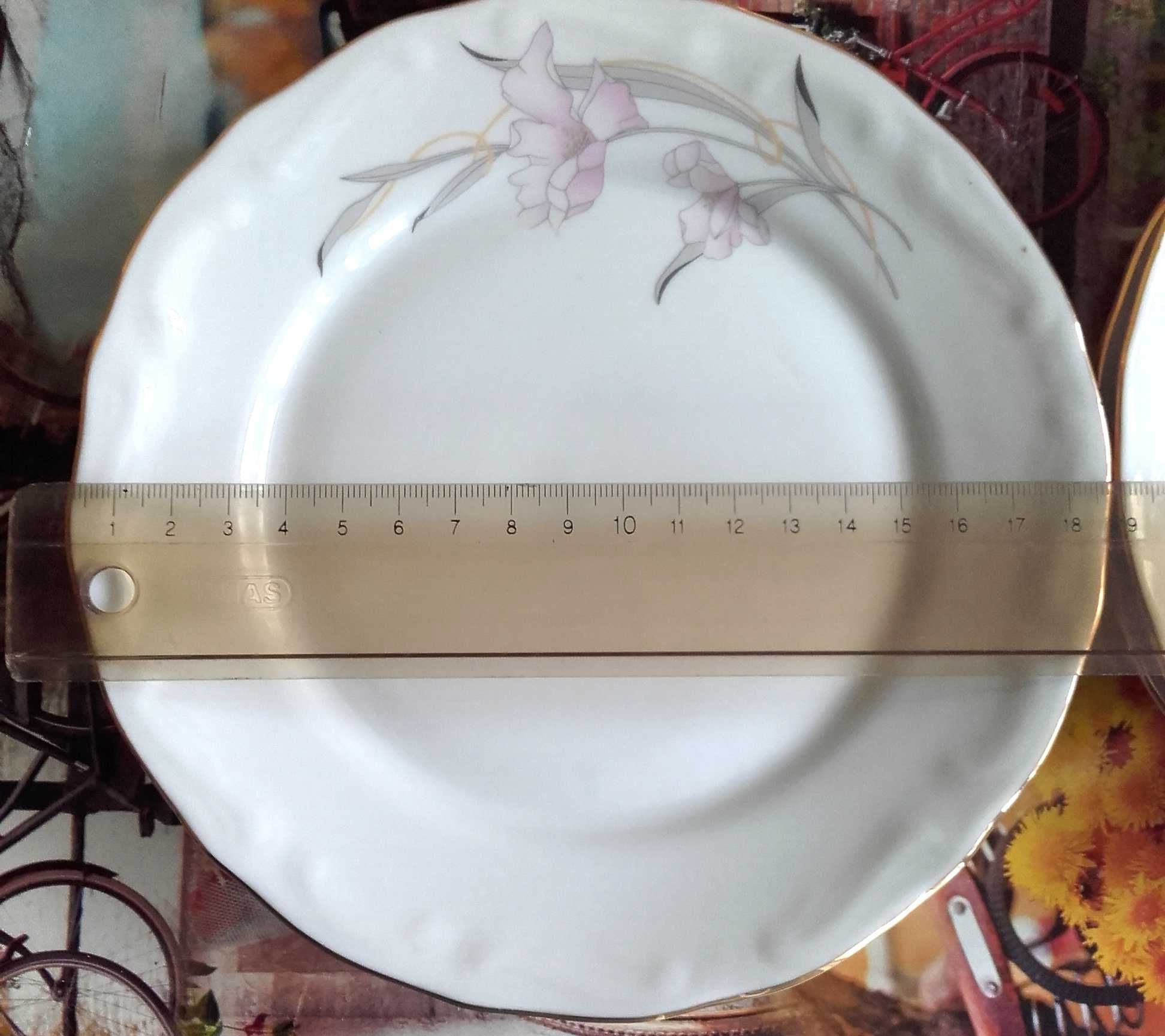 12 чинии порцелан с позлата - 100 години ИЗИДА - 1994г. - 19 см