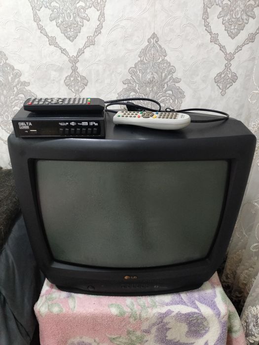 Продам телевизор в отличном состоянии, приставка интернет