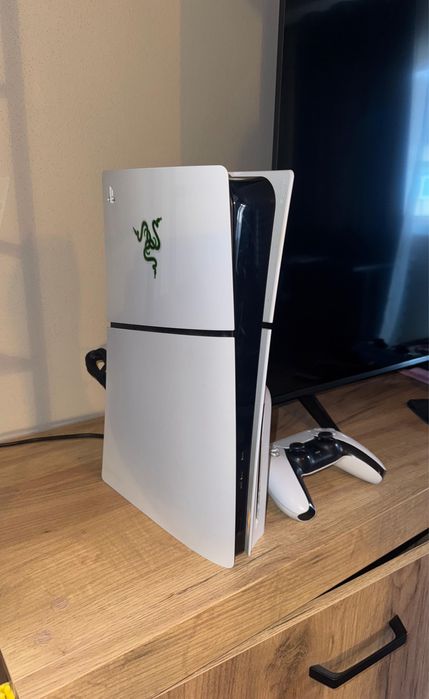 Ps5 slim cu cd si un manette si compte ps+ premium une an