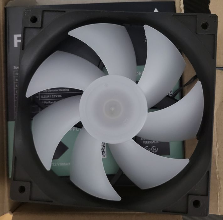 Vând 3 ventilatoare noi carcasă pc