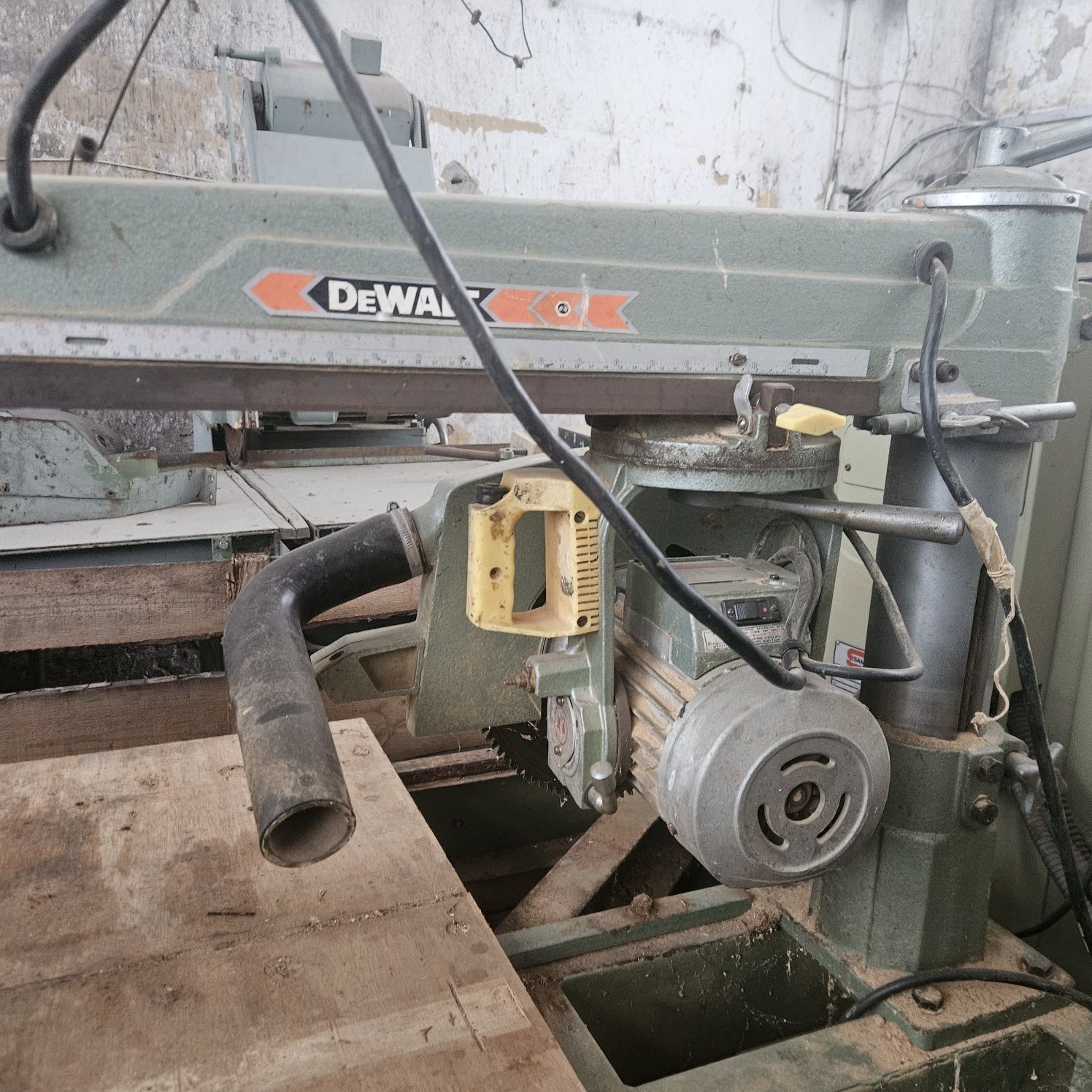 пендула тип радиал 900 мм.DEWALT