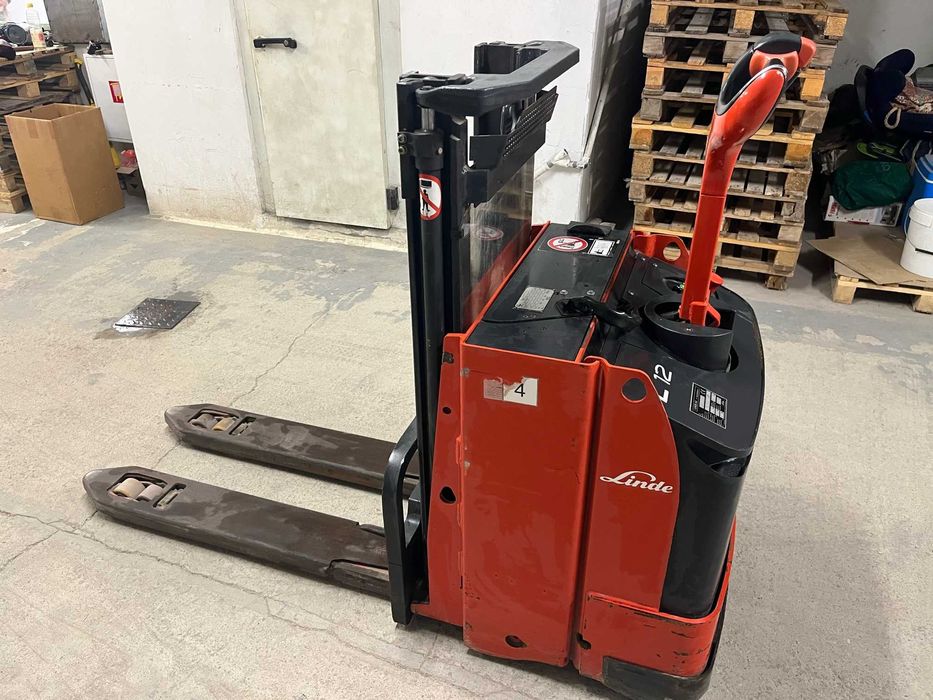 Linde L-12 Стакер
