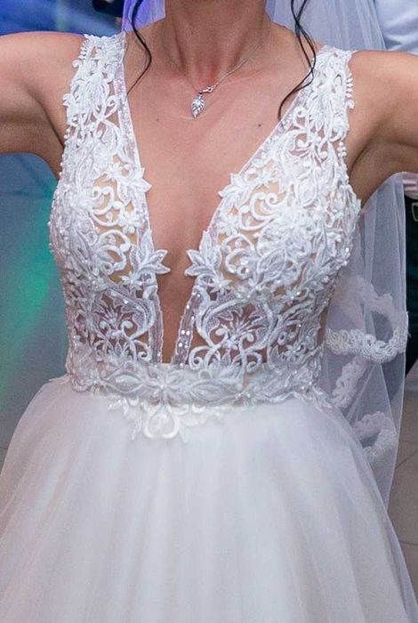 Vand rochie de mireasa, marca Darfil, culoare ivoire.