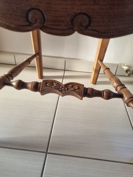 Scaun Lemn masiv sculptat și montat doar din cuie de Lemn fără metal