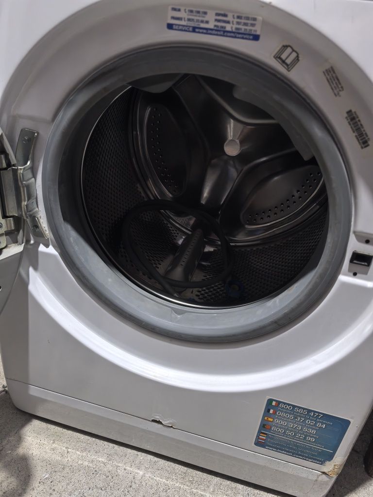 Vând mașină de spălat indesit innex cu uscător de rufe