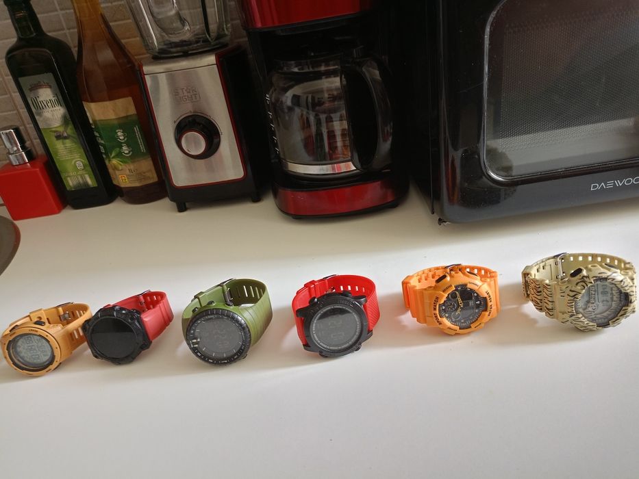 Vând ceasuri ,curea silicon,Water Resist,noi , calitate.