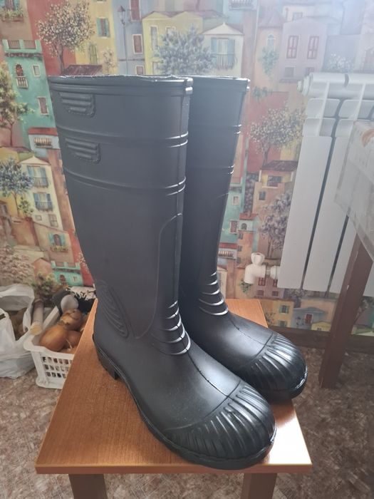 Продаётся сапоги резиновые. Новые 42 размер.
