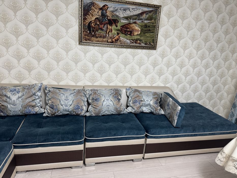 Продается угловой диван с пуфиком