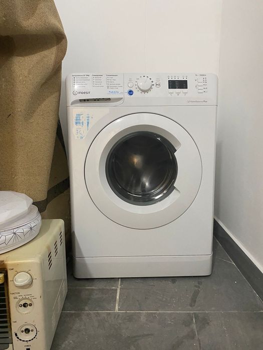Продам машинку автомат Индезит 5кг в хорошем состоянии . .