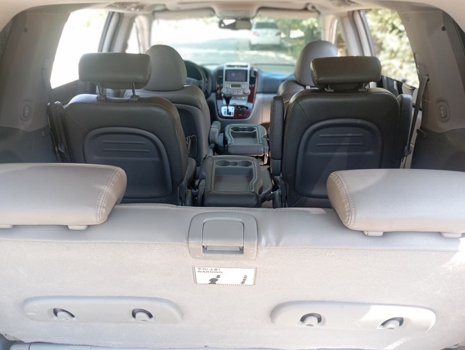 Продаёт Kia Carnival 2006