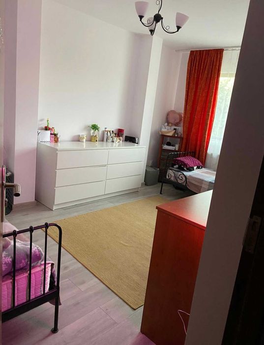 Inchiriez casa curte