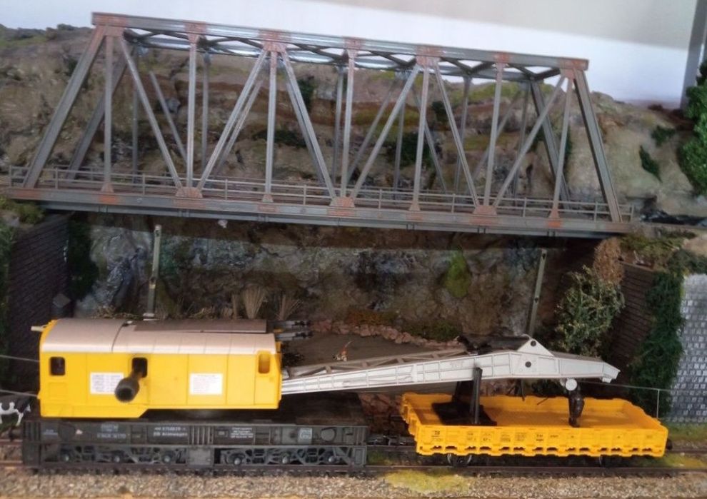 vagon platforma + macara Roco scara 1:87, H0
Roti metalice izolate 

v