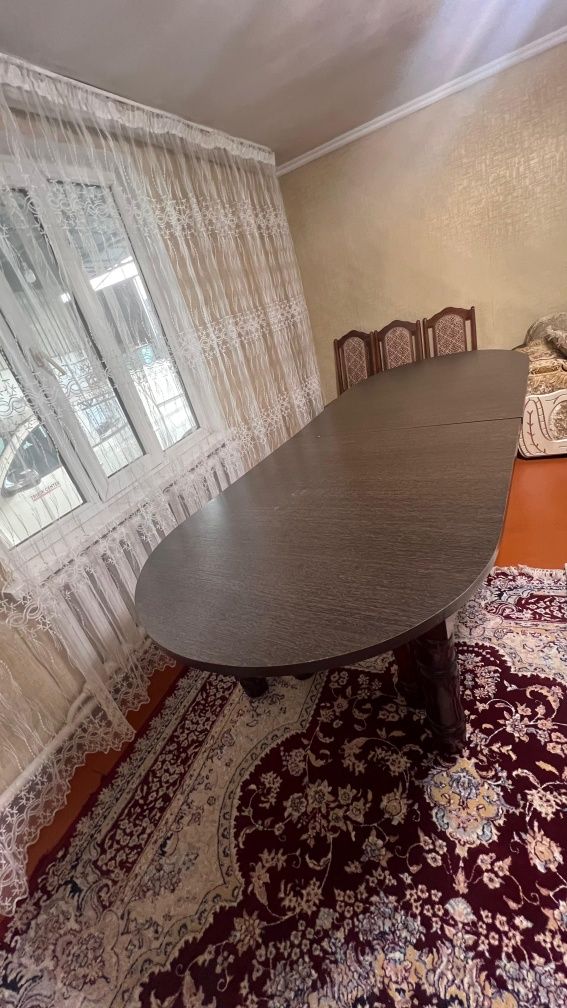 Продам гостинный стол в отличном состояние.
