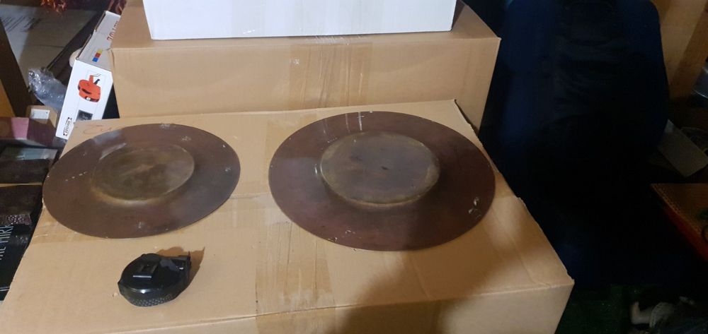 Два броя бронзови чиний