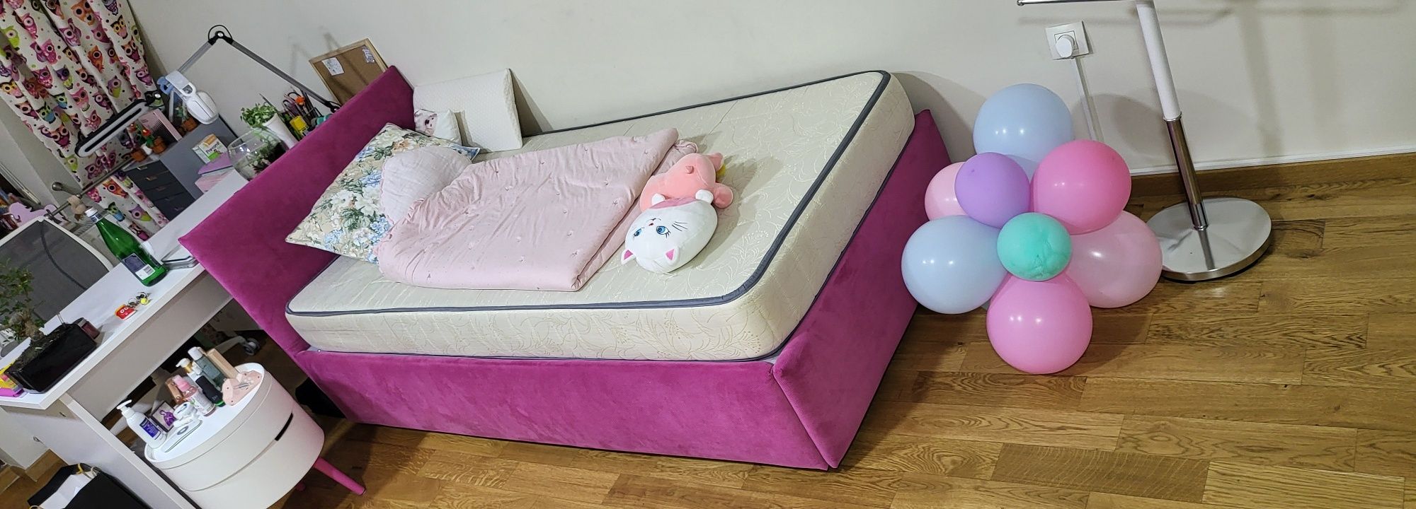 Vând pat extensibil.cu saltea atașabila.2 m / 80 respectiv 160 cm.,.