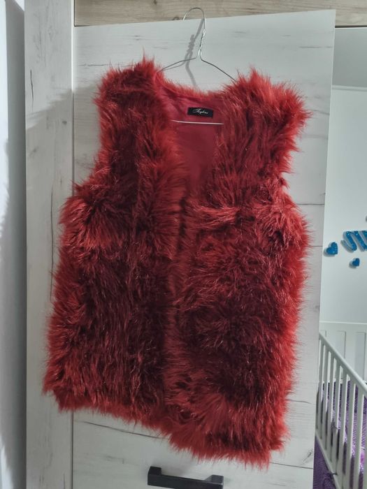 Vestă din blanita artificială.