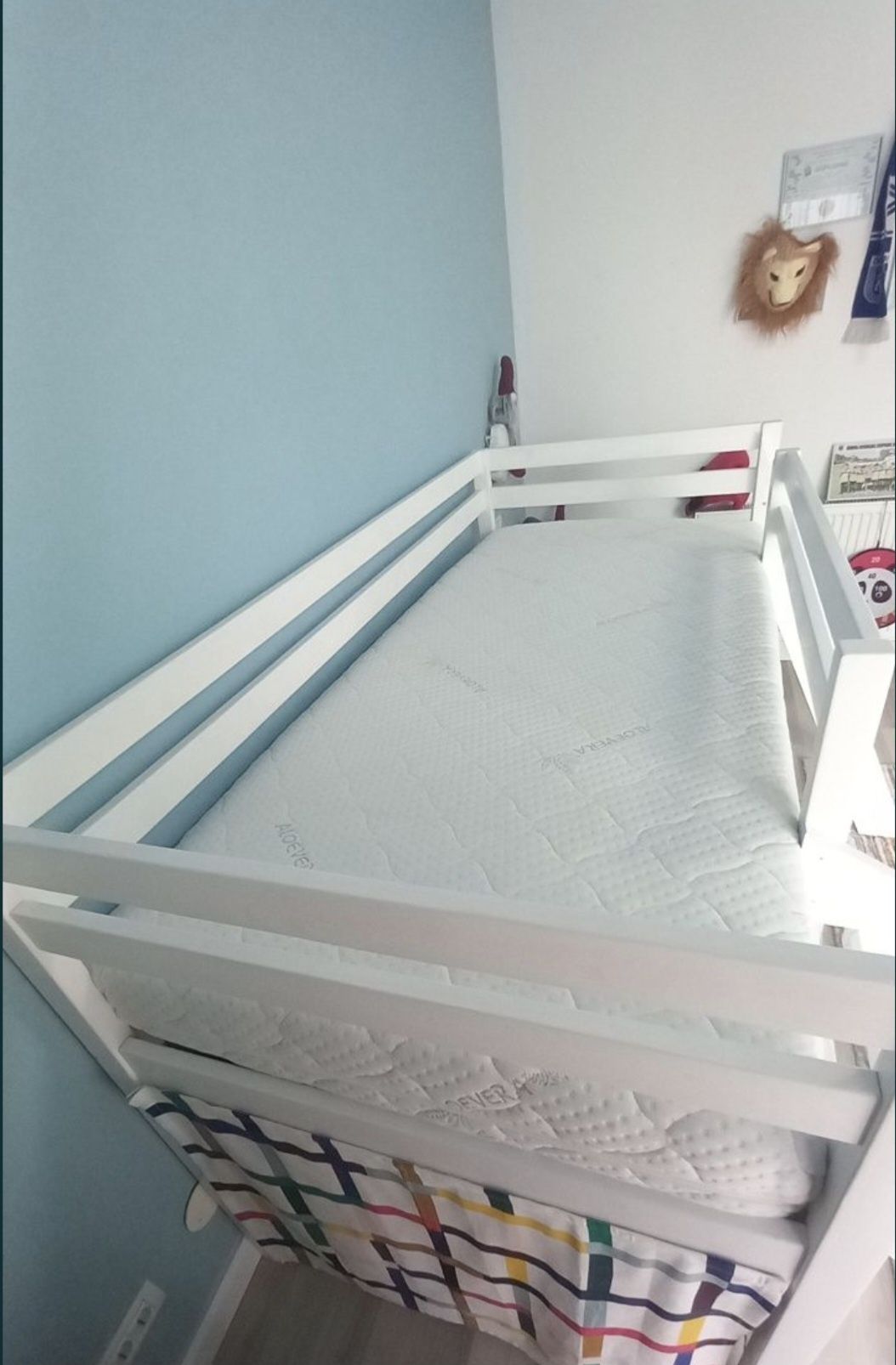 Pat copii etajat cu tobogan și cu corpuri de iluminat