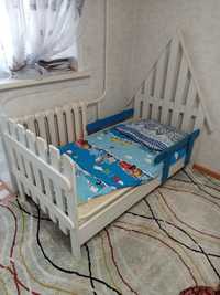 Детские кроватки для мальчика и девочки.