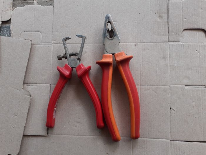 Cleștei Patent și Clește Dezizolat Unior 1000v italia