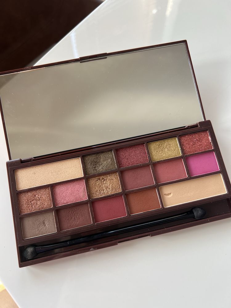 Гримове, козметика на Chanel, MAC, Clarins, Benefit, LANCOME