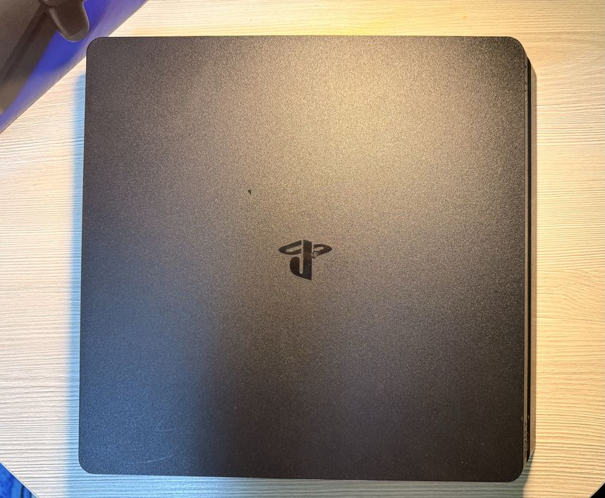 Vând PS 4 ediția cu ,,Call of duty black ops IV”,joc si manetă incluse