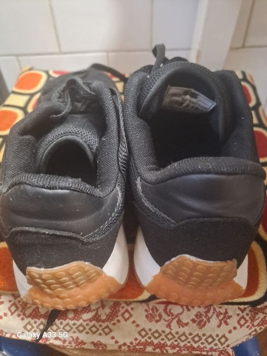 Vând  Adidași femei