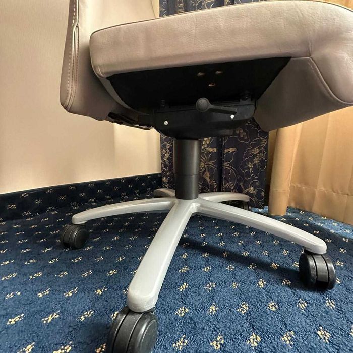 Scaun de conferință din piele, cu roți