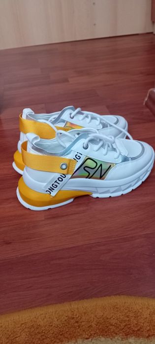 Adidași noi fără eticheta