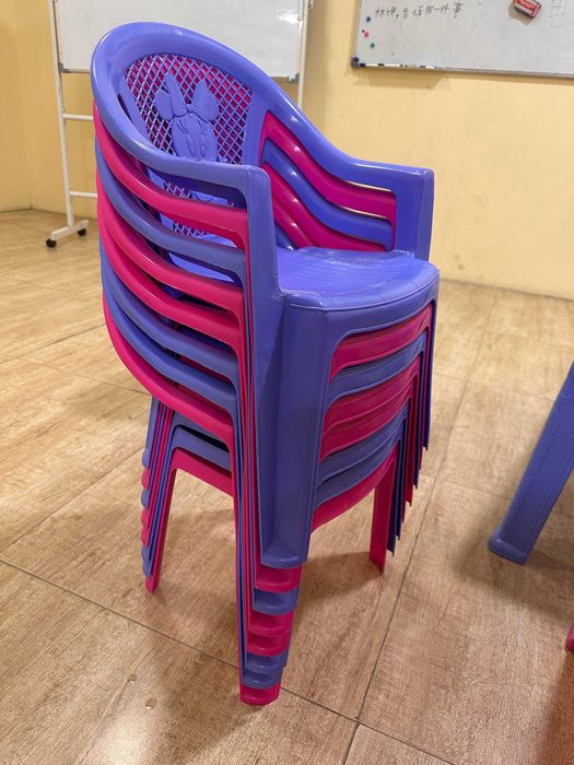 Доска, стеллаж, стол, стул, переплётный аппарат и другое.