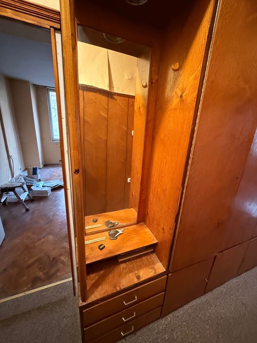 Двукрилен гардероб с надстройка