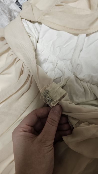 Официална рокля в светло бежово с полу гол гръб