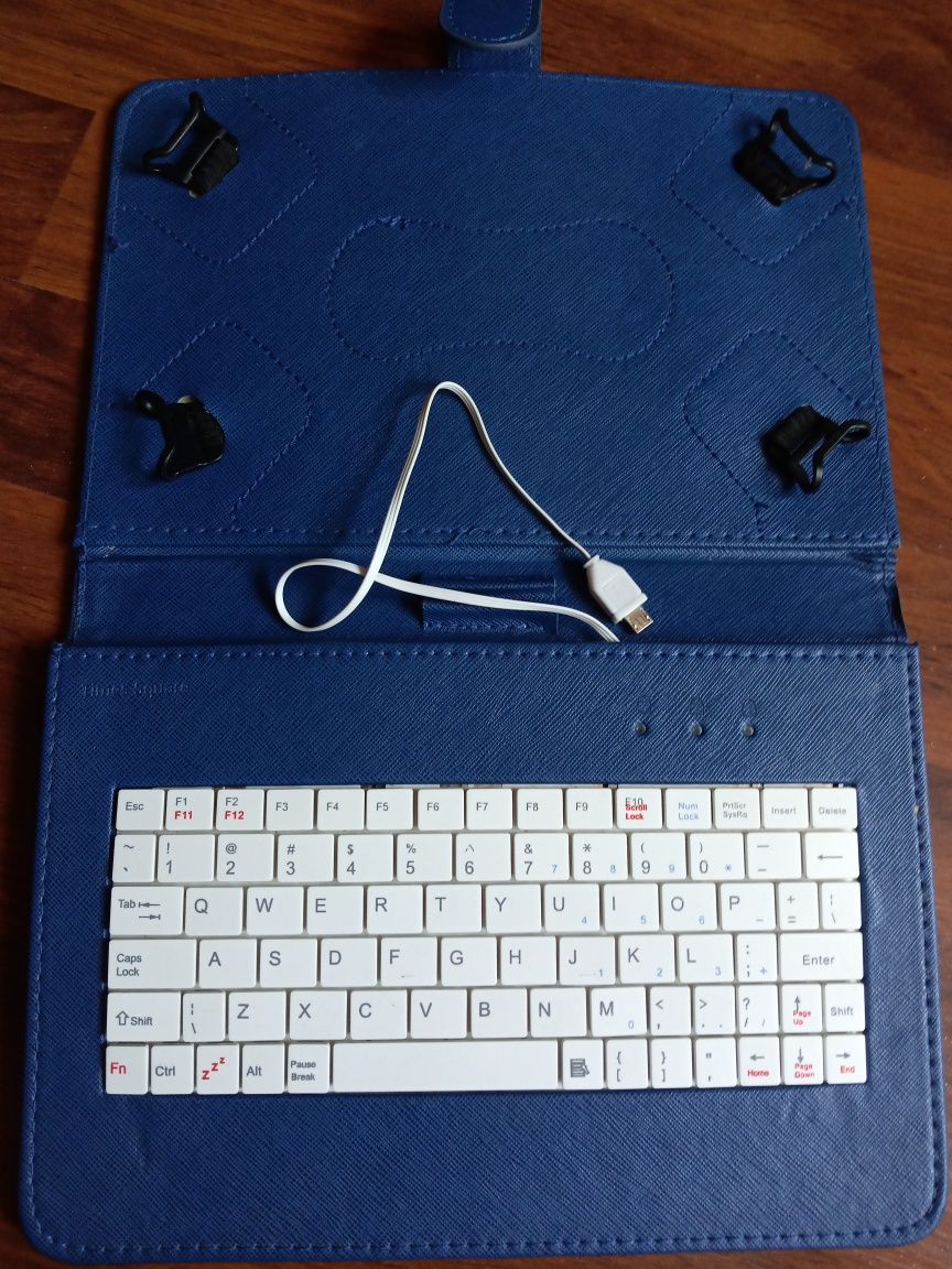Husă tabletă 10 inchi cu tastatură