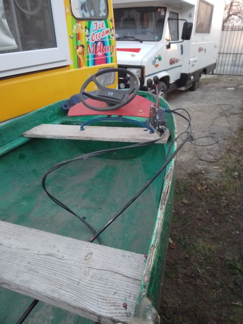 Bărcuță de pescuit cu motor