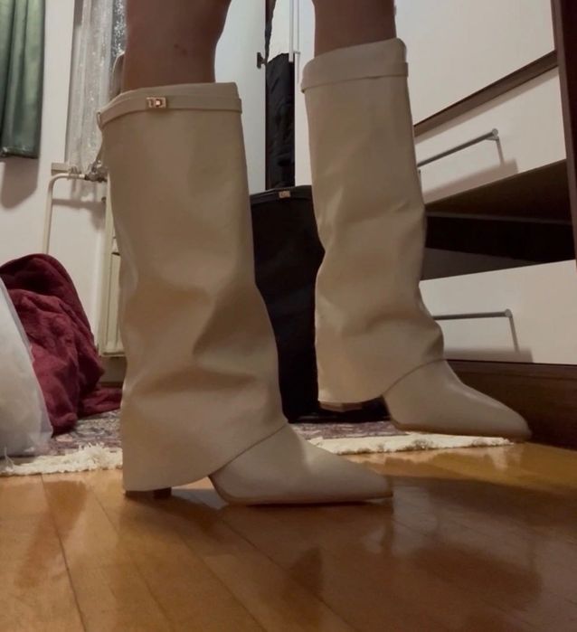 Тренди ботуши на дебел ток.