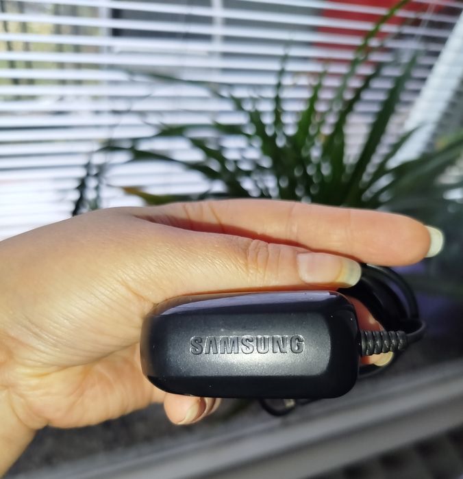 Телефон Samsung със зарядно.