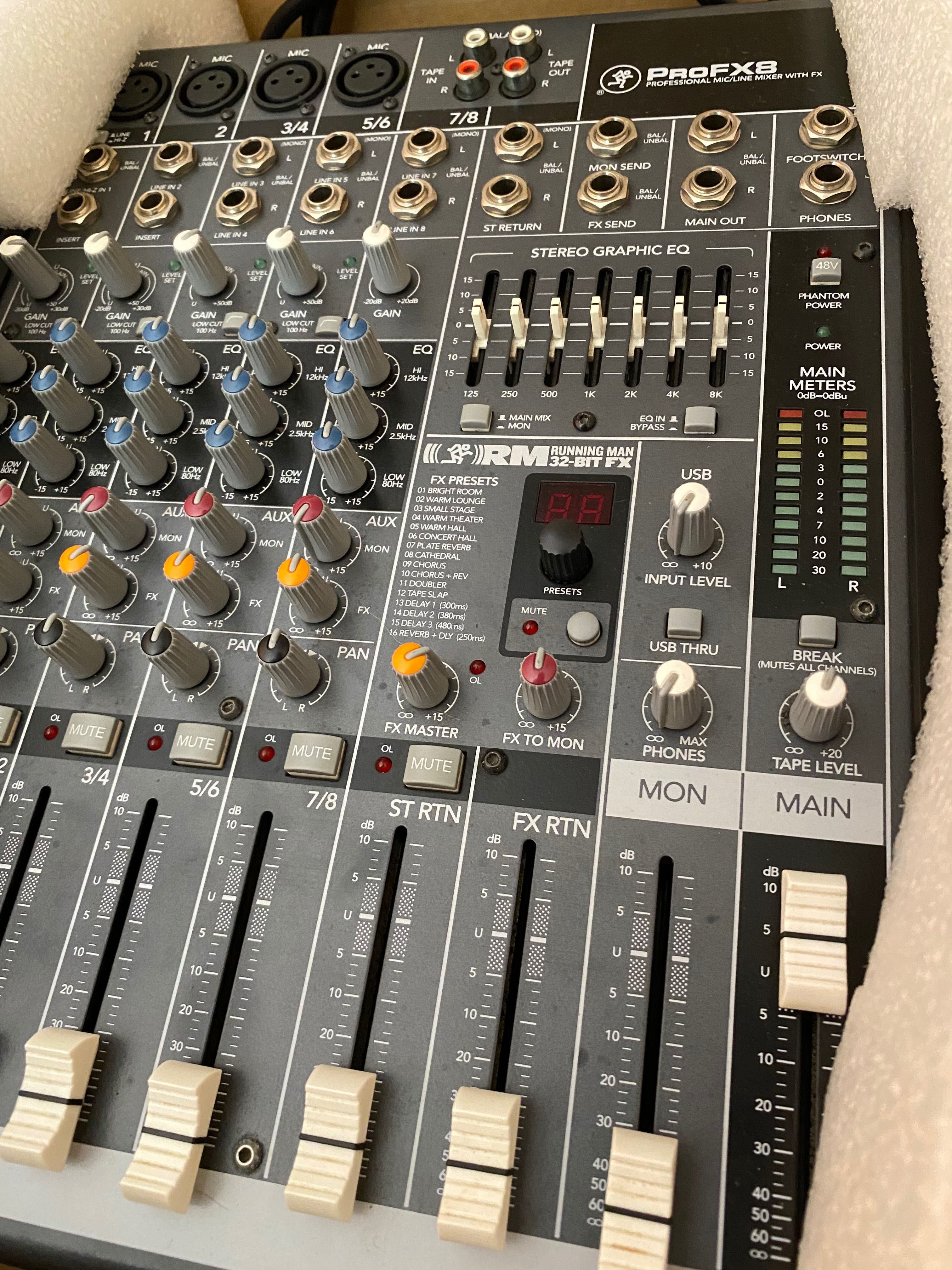 Продавам пулт Mackie pro fx8